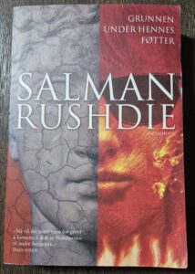 Grunnen under hennes føtter - Salman Rushdie