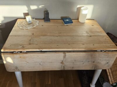 Rustikt eik bord fra 1950-talet.