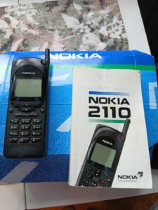 Nokia 2110 m/originalt car kit – retro mobiltelefon (1990-talls klassiker)