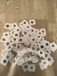 100 utenlandske mynter – blandet samling i kapsler