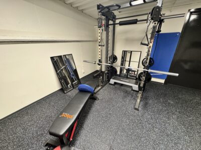 Pivot FSR400 Cable Smith Rack – lite brukt – inkl. medisinball, speil og veggmatte