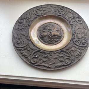 Dekorativ veggtallerken i bronse med utskåret mønster
