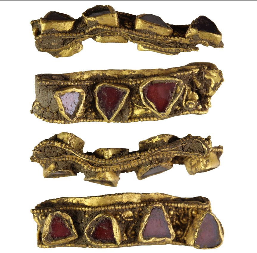 Tidligmiddelalderske edelmetallgjenstander funnet i Wiltshire.