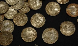 Arkeologiske funn i Storbritannia nådde nye høyder i 2024, med nær 80 000 registrerte gjenstander. Metallsøkere står bak rekordtallene, og nye lovendringer har åpnet for flere historiske «skatter» enn noen gang.