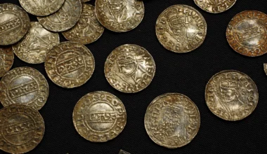 Arkeologiske funn i Storbritannia nådde nye høyder i 2024, med nær 80 000 registrerte gjenstander. Metallsøkere står bak rekordtallene, og nye lovendringer har åpnet for flere historiske «skatter» enn noen gang.