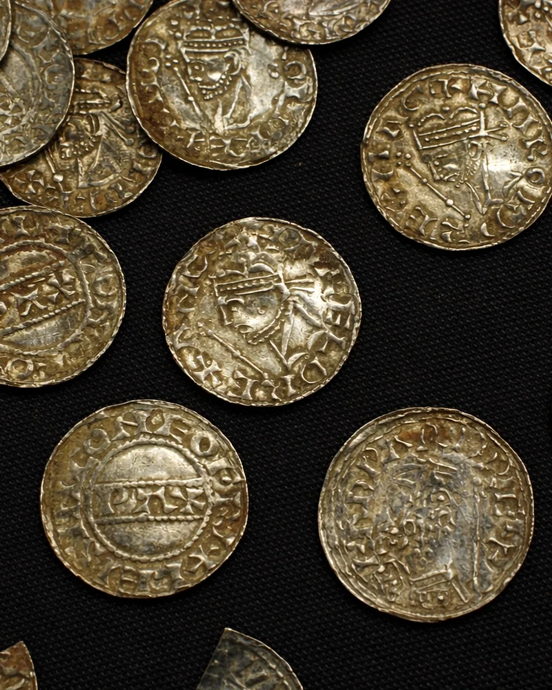 Arkeologiske funn i Storbritannia nådde nye høyder i 2024, med nær 80 000 registrerte gjenstander. Metallsøkere står bak rekordtallene, og nye lovendringer har åpnet for flere historiske «skatter» enn noen gang.