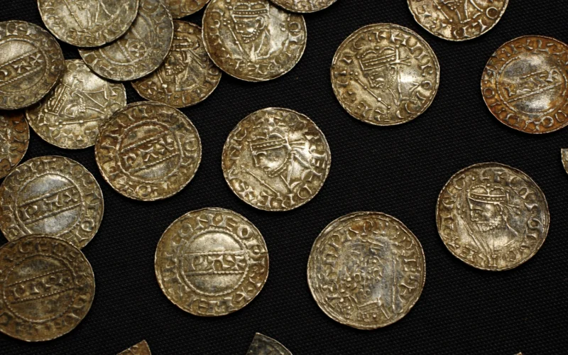 Arkeologiske funn i Storbritannia nådde nye høyder i 2024, med nær 80 000 registrerte gjenstander. Metallsøkere står bak rekordtallene, og nye lovendringer har åpnet for flere historiske «skatter» enn noen gang.