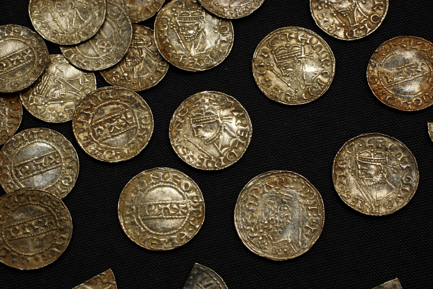 Arkeologiske funn i Storbritannia nådde nye høyder i 2024, med nær 80 000 registrerte gjenstander. Metallsøkere står bak rekordtallene, og nye lovendringer har åpnet for flere historiske «skatter» enn noen gang.