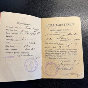 Norsk politipass fra 1925 med foto og stempel. Oslo politikammer.