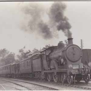 Lokomotivet type 4-4-0-LNER Class D49/1 'Selkirkshire' med langt tog ved Beccles south stasjon