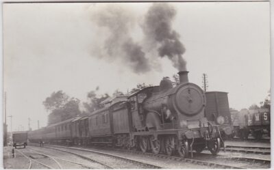 Lokomotivet type 4-4-0-LNER Class D49/1 'Selkirkshire' med langt tog ved Beccles south stasjon