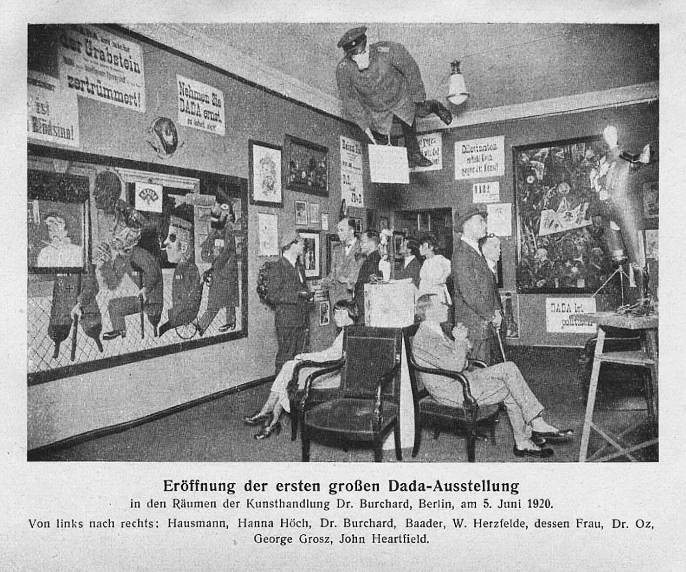 Åpningen av den første dada-utstillingen i Berlin, 5. juni 1920. © Wikimedia Commons