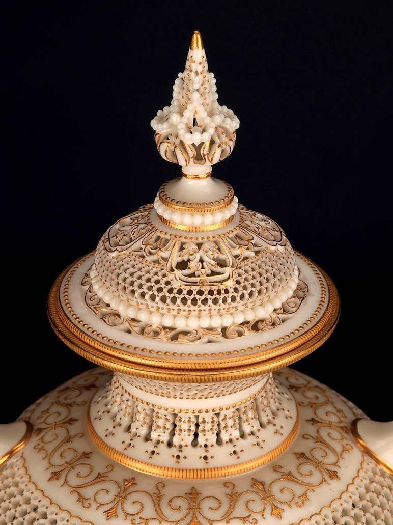 Detalj av lokket på Royal Worcester-vasen av George Owen hos Hutchinson Scott.
