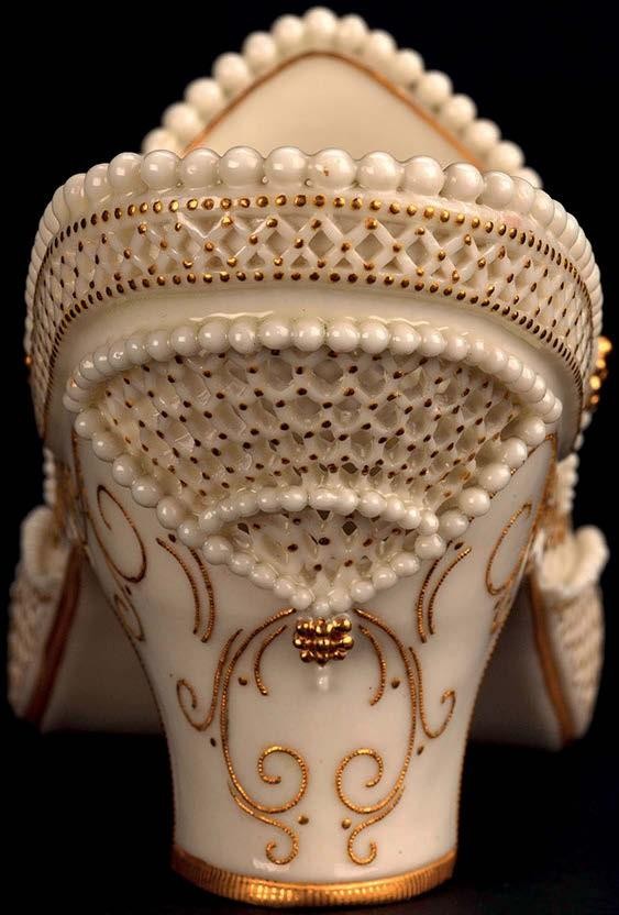 Detalj av Royal Worcester-modellen av en hoffsko av George Owen hos Hutchinson Scott.