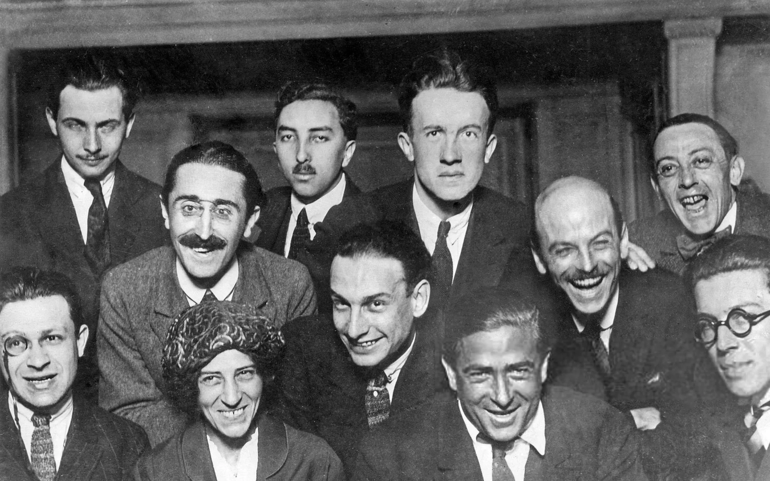 Møte mellom en gruppe dada-kunstnere i Paris i 1921: Louis Aragon, Theodore Fraenkel, Paul Éluard, Clément Pansaers, Paul Dermée, Philippe Soupault, Georges Ribemont-Dessaignes, Tristan Tzara, Céline Arnauld, Francis Picabia og André Breton. © Wikimedia Commons