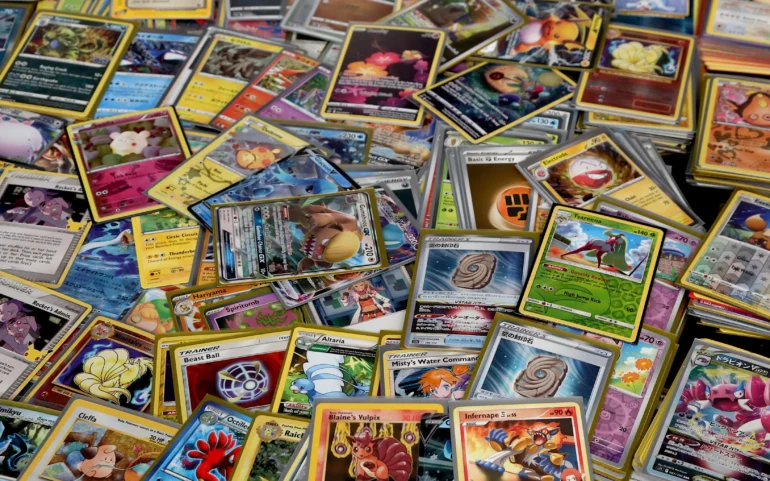 Pokémon-kort er både spillbrikker, illustrasjoner og samlerobjekter. Historien deres viser hvordan figurer, turneringer og små trykkdetaljer kan gi et enkelt kort stor betydning.