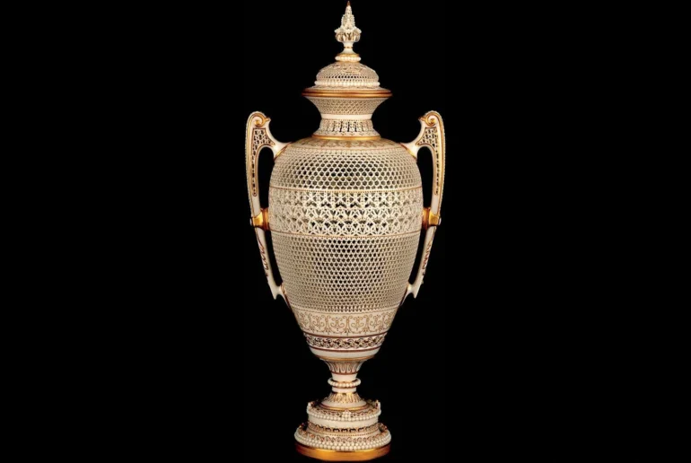 Royal Worcester-vase med lokk i utstillingsstørrelse av George Owen, solgt for rundt 646 000 kroner hos Hutchinson Scott.