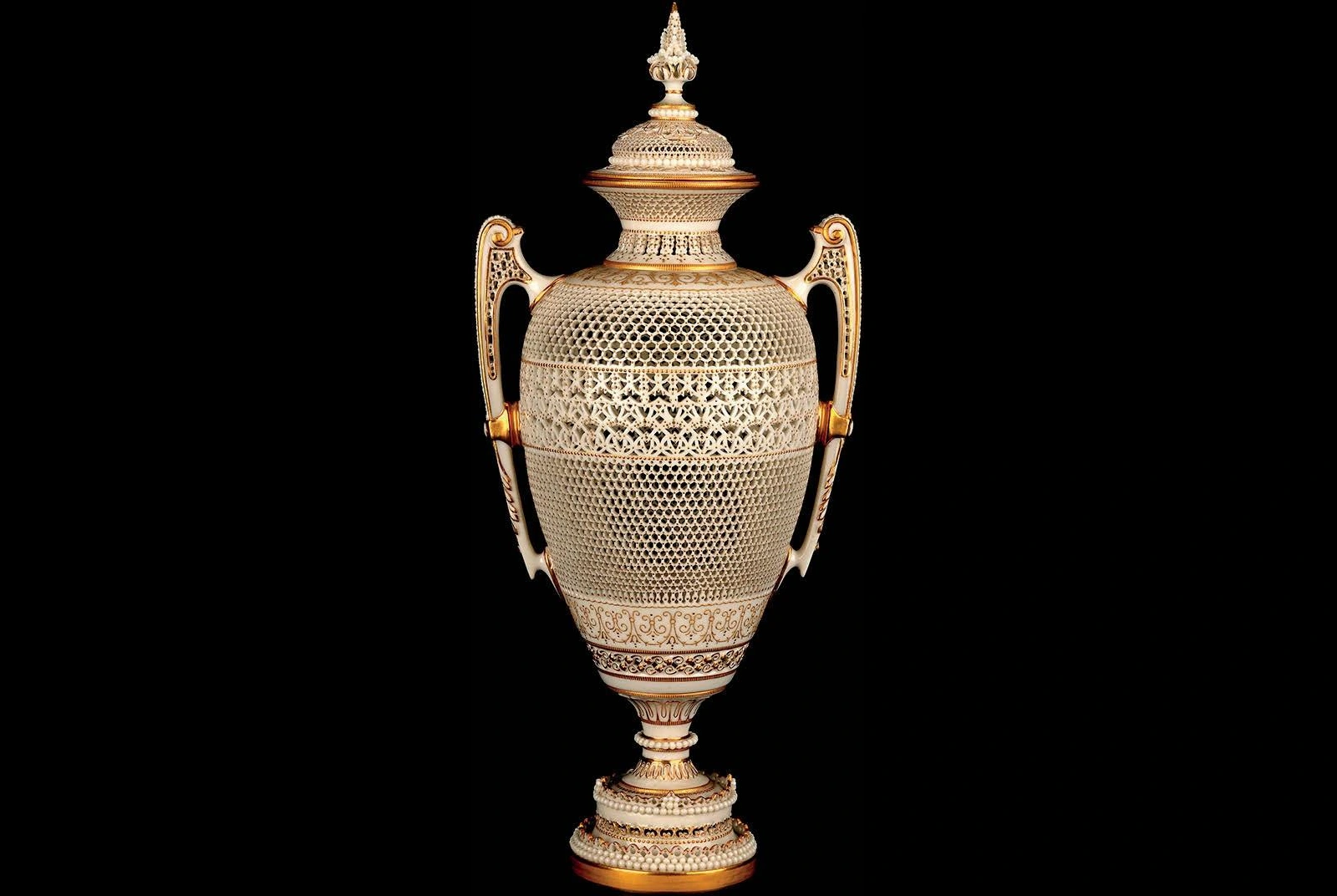 Royal Worcester-vase med lokk i utstillingsstørrelse av George Owen, solgt for rundt 646 000 kroner hos Hutchinson Scott.
